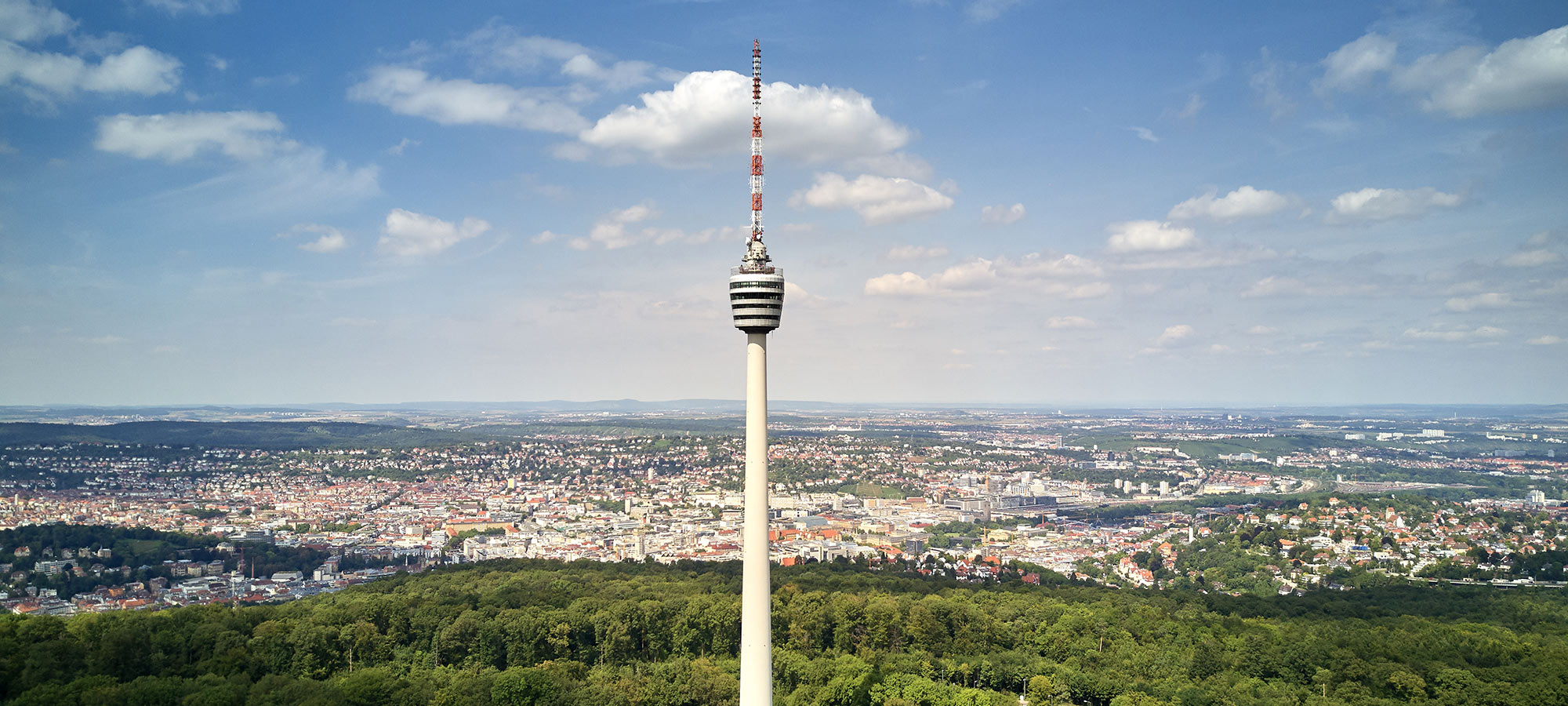Blick auf den Stuttgarter Fernsehturm über der Region Stuttgart